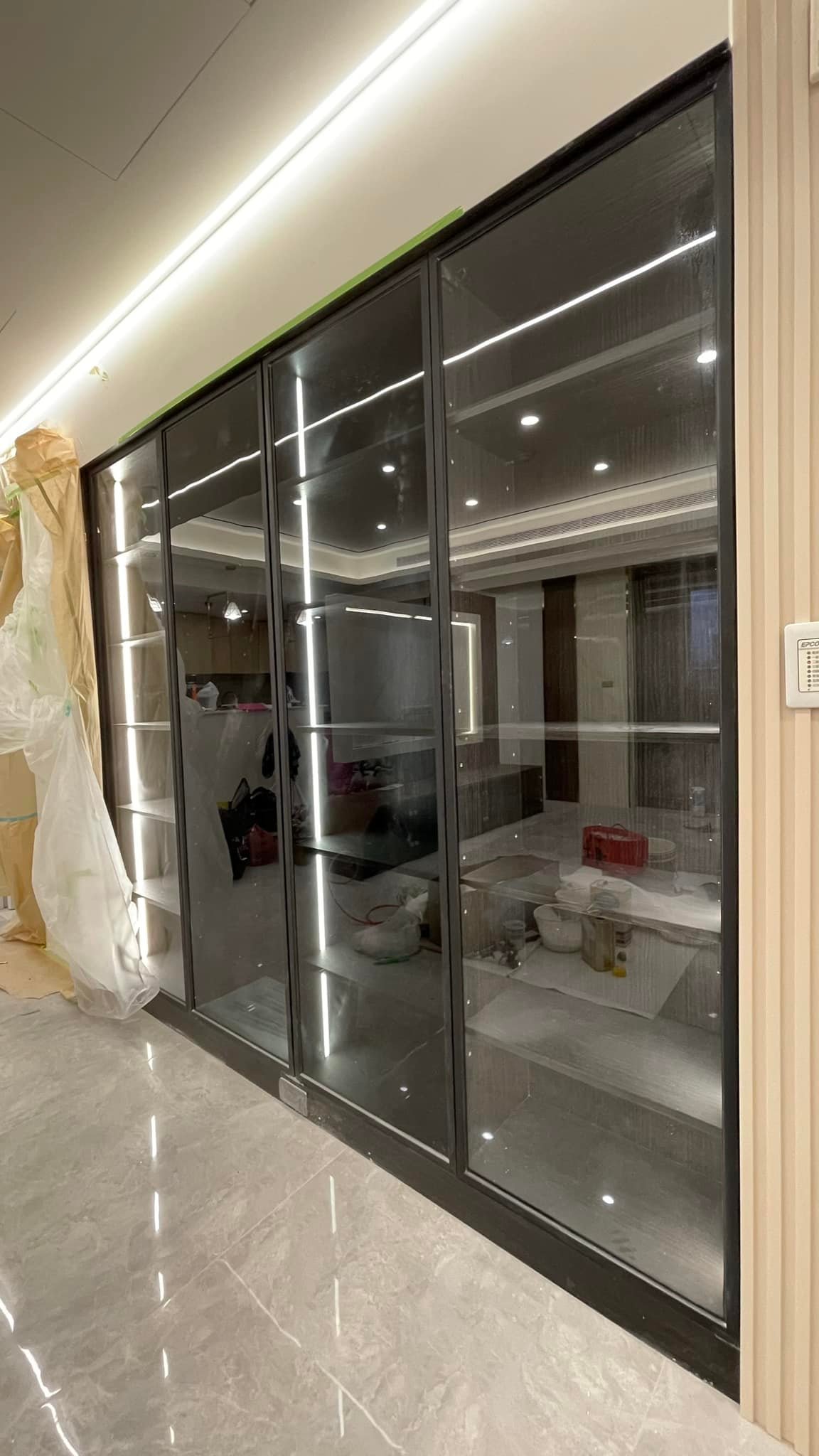 黑色鋁框玻璃滑門